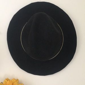 BLACK FELT HAT